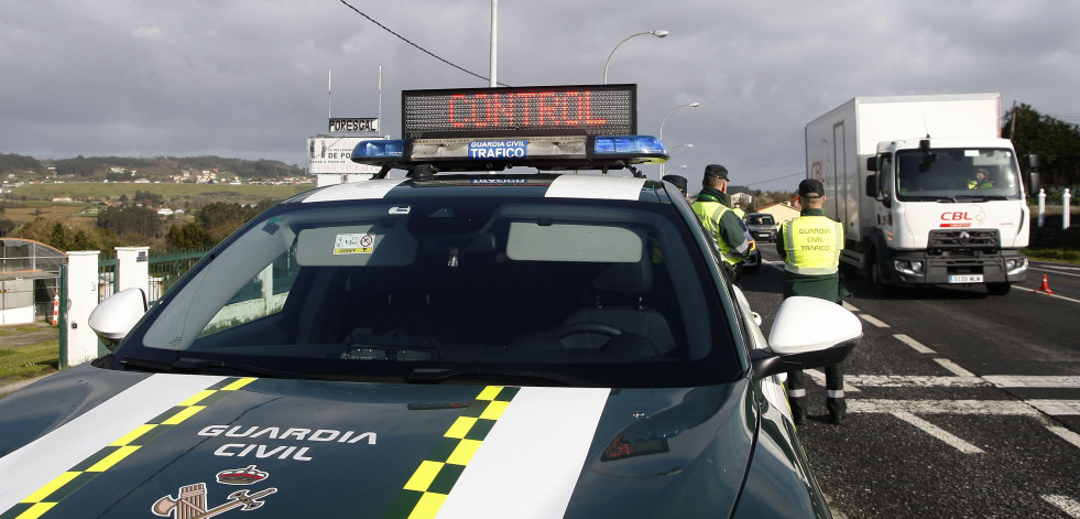 Hallan entre Cambre y Carral a un conductor ebrio y dormido en medio de un carril