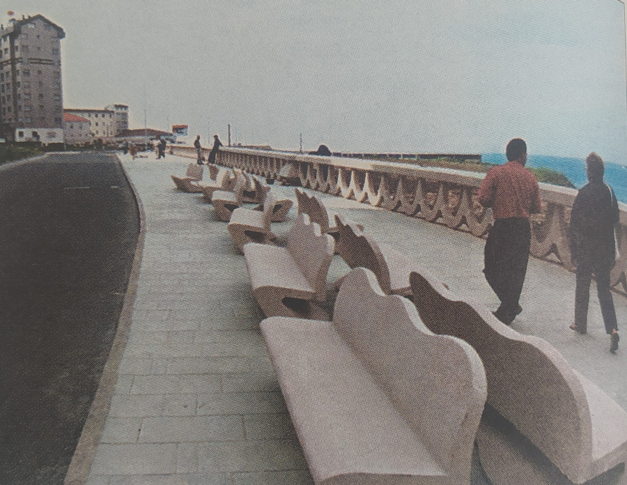 Hace 25 años | Nuevos bancos para el Paseo Marítimo de A Coruña y ola de robos de cruceiros en la Costa da Morte