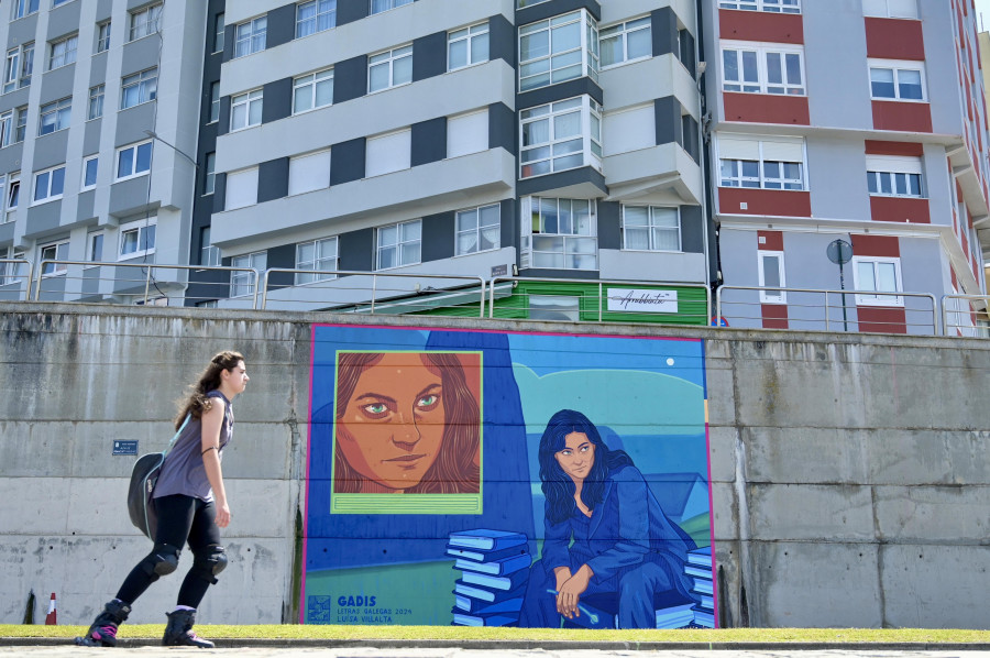 O mural de Luísa Villata xa mira ao mar dende o Paseo Marítimo da Coruña