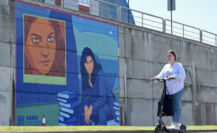 Luísa Villalta xa mira ao mar desde o Paseo Marítimo da Coruña