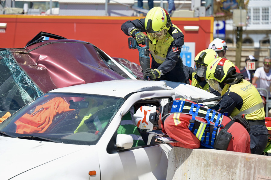 Cientos de personas y docenas de coches destrozados en una competición de bomberos en O Parrote