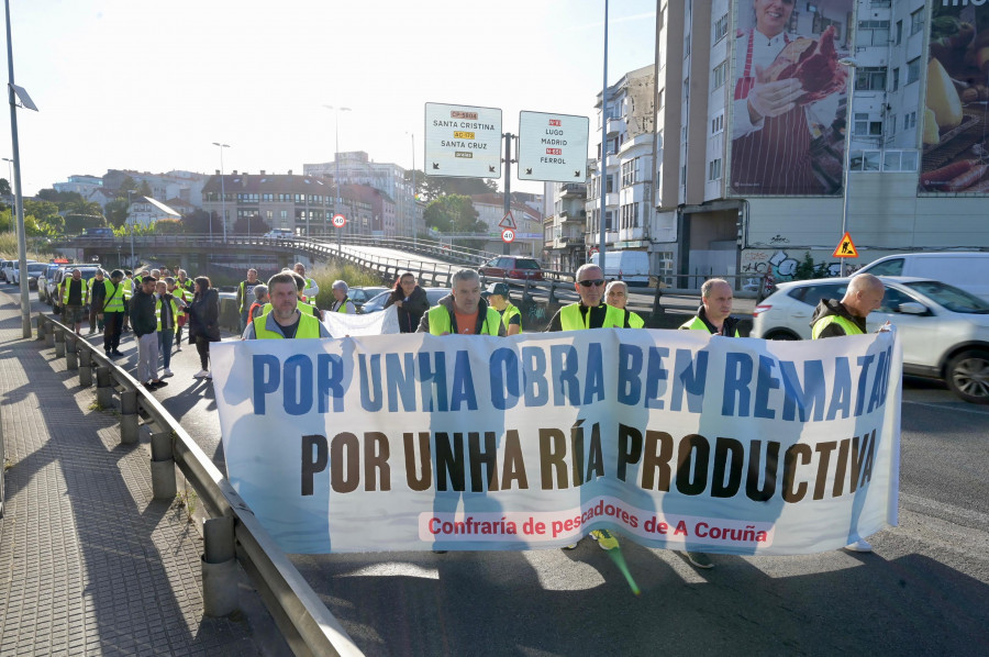 Los mariscadores de A Coruña vuelven a cortar A Pasaxe para exigir subsidios