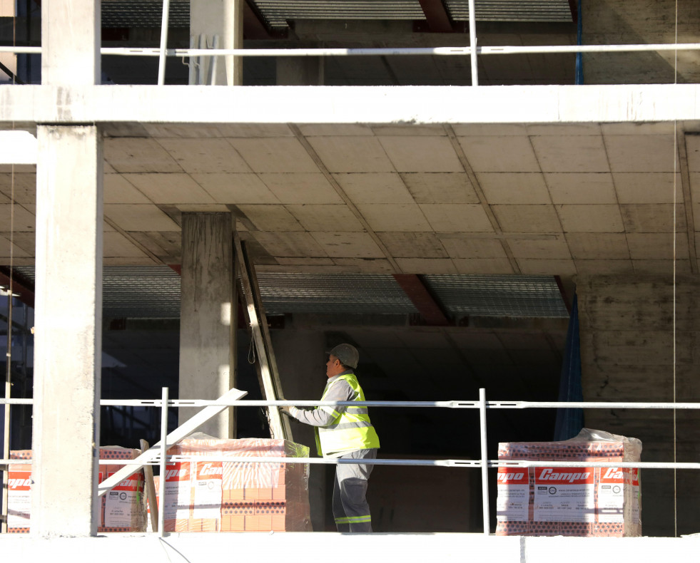 Trabajador de la construcción en una obra de A Coruña @ Patricia G. Fraga