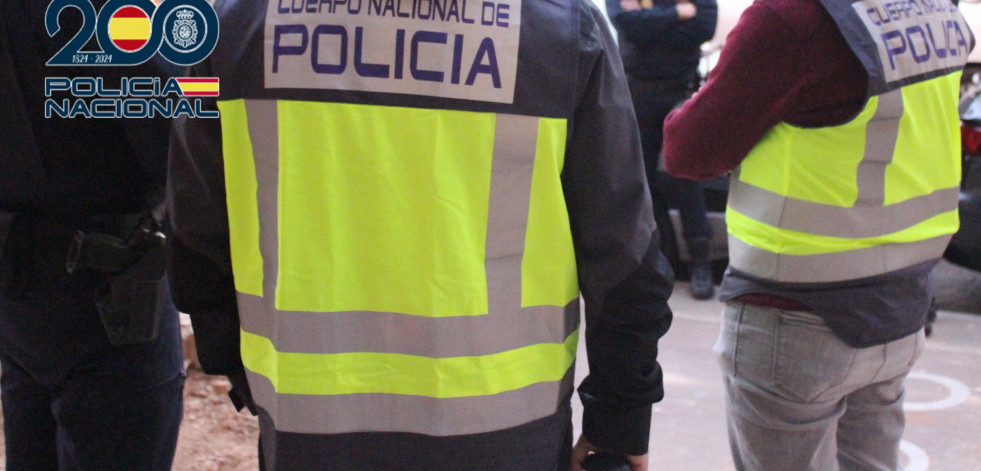 Aparece un cadáver calcinado en el interior de un coche en una zona de monte en Redondela