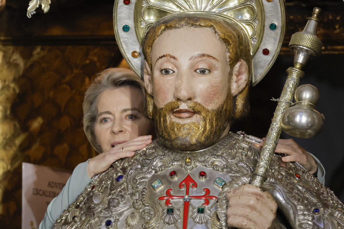 SANTIAGO DE COMPOSTELA, 01/06/2024.- La presidenta de la Comisión Europea, Ursula von der Leyen, abraza la imagen del Apóstol Santiago cumpliendo con el rito del peregrino en la Catedral, este sábado. Von der Leyen visita Santiago con motivo de la campaña del Partido Popular a las elecciones europeasEFE/ Lavandeira Jr