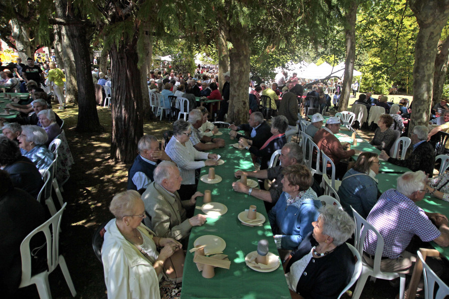 Los mayores de Oleiros disfrutan de la romería de As Merendiñas ajenos a las trifulcas de los políticos locales