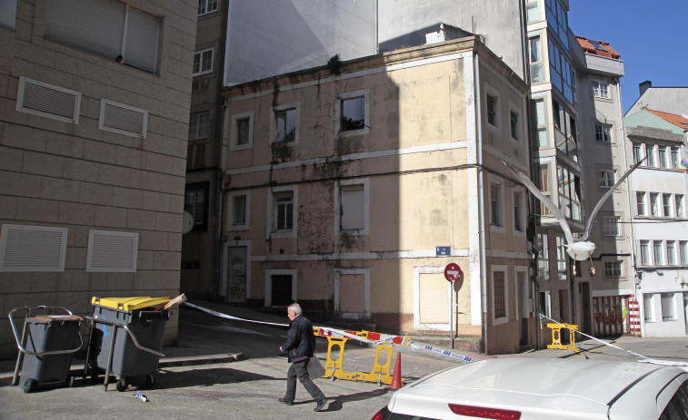 El colapso de un edificio vacío corta una calle en A Coruña