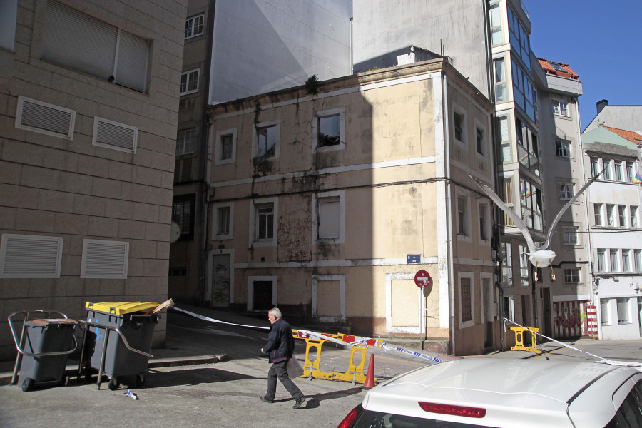 El colapso de un edificio vacío corta una calle en A Coruña