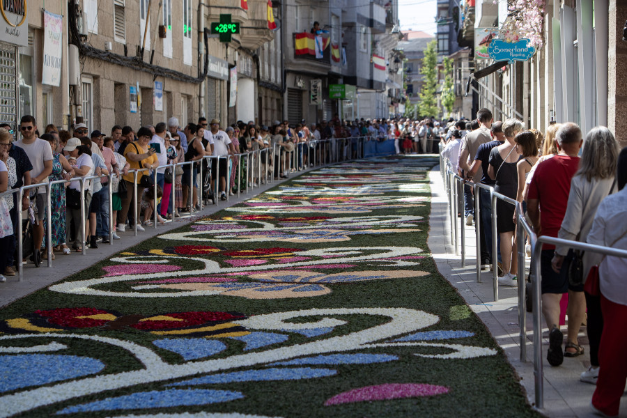 Ponteareas celebra el Corpus Christi con sus tradicionales alfombras de flores