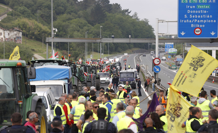 Decenas de tractores bloquean la frontera entre Francia y España