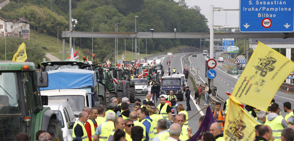 Decenas de tractores bloquean la frontera entre Francia y España