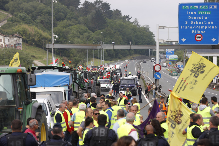 Decenas de tractores bloquean la frontera entre Francia y España