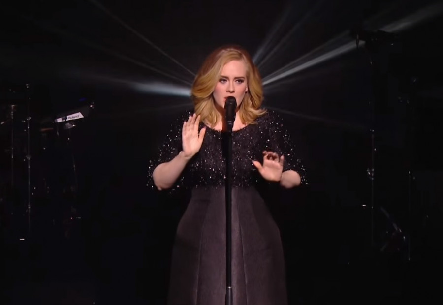 Adele detiene un concierto en Las Vegas al oír un grito homófobo