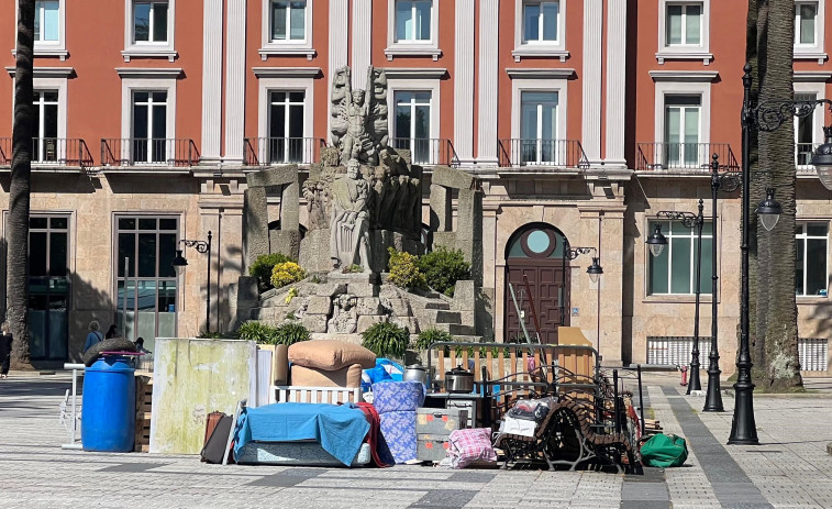 'Okupan' la estatua de Curros Enríquez en los jardines de Méndez Núñez