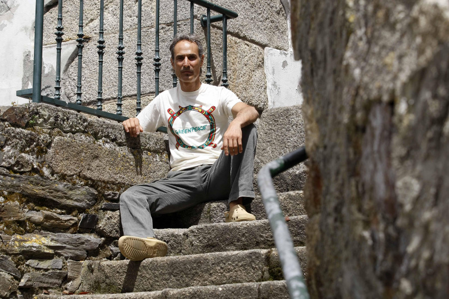 El activista medioambiental Javier Ares presenta en el Liceo de Betanzos “Diminuto Planeta Azul”