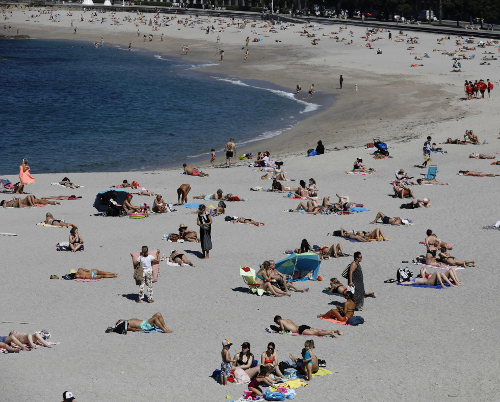 Centenares de vecinos llenaban las playas de A Coruña   @Patricia G. Fraga (5)