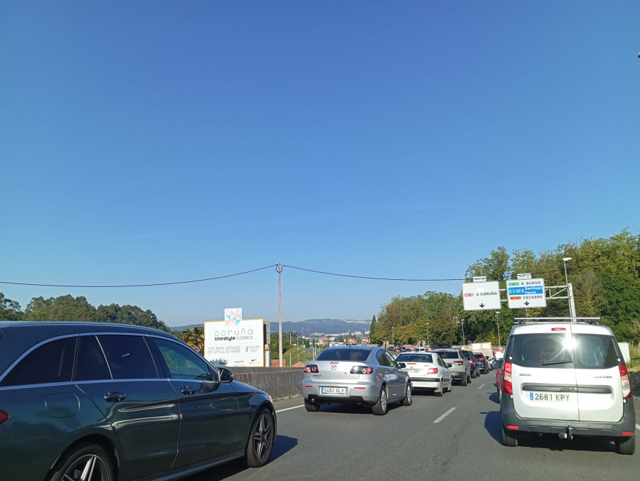 Un siniestro múltiple causa un atasco de una hora en el puente de A Pasaxe