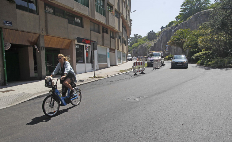 El asfaltado de la avenida de Arteixo, en A Coruña, acaba con un peligro para bicis y VMP