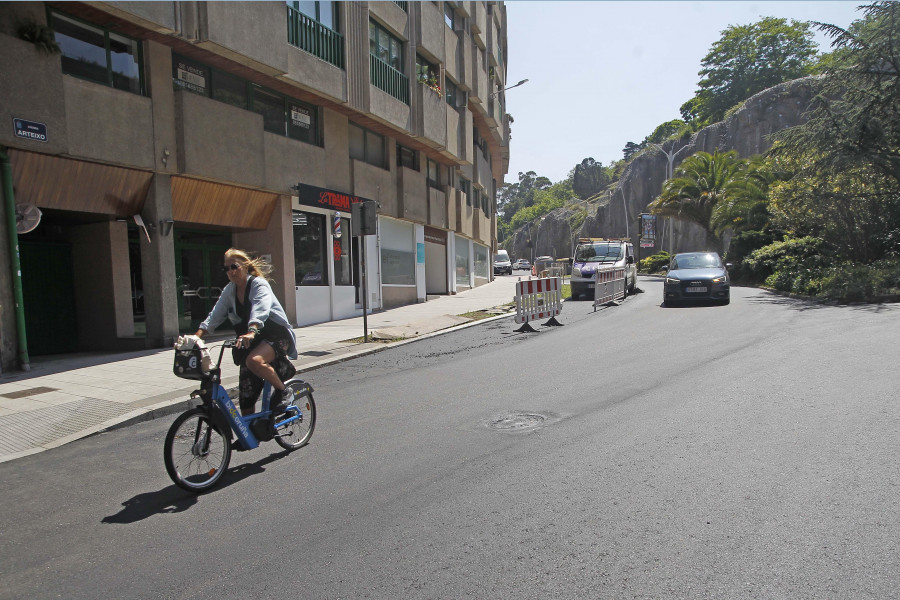 El asfaltado de la avenida de Arteixo, en A Coruña, acaba con un peligro para bicis y VMP