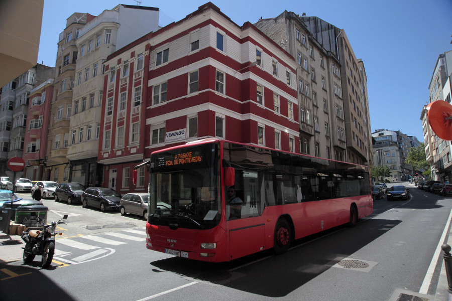 El uso del bus en A Coruña, sin límites: los usuarios del sistema iOS ya pueden pagar con el móvil