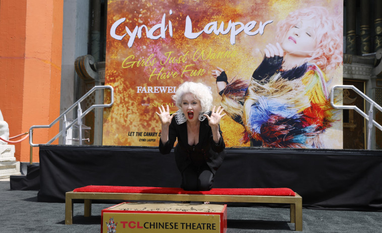 Cyndi Lauper pone sus huellas en el Paseo de la Fama de Hollywood acompañada de Cher