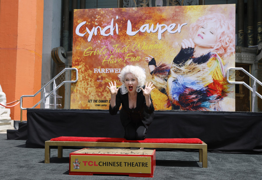 Cyndi Lauper pone sus huellas en el Paseo de la Fama de Hollywood acompañada de Cher