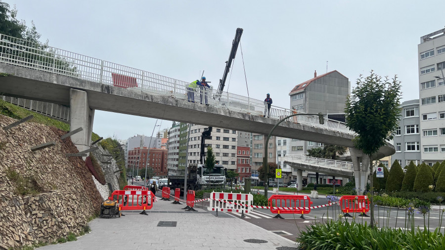 Cambian las barandillas del puente de Santa Margarita en A Coruña