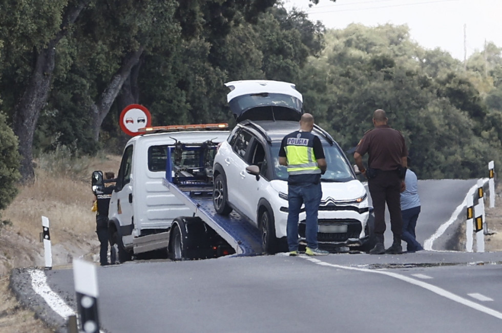 MADRID, 04/06/2024.- Retirada de un vehículo en las inmediaciones de la zona acordonada por las fuerzas de seguridad este martes, tras el asesinato a tiros este martes, en la carretera junto a un res