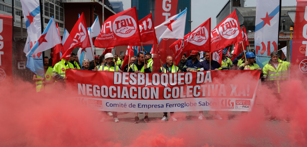 Empleados de Ferroglobe de Arteixo salen a la calle por el bloqueo de la negociación de su convenio