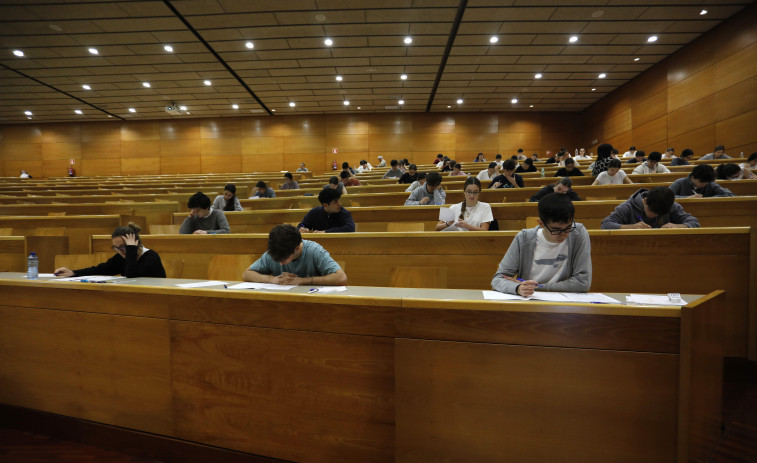 Estudiantes gallegos se examinan en la ABAU de Lengua Castellana e Historia