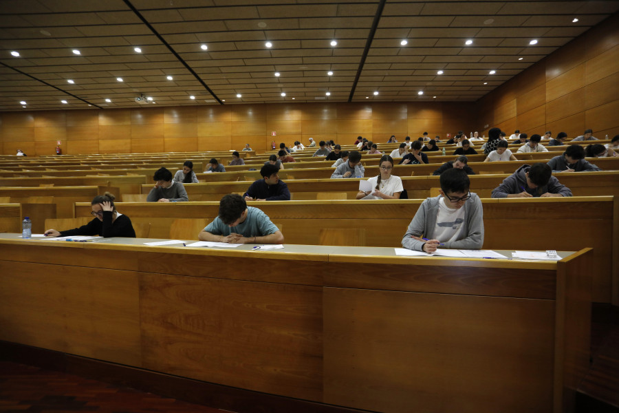 Estudiantes gallegos se examinan en la ABAU de Lengua Castellana e Historia