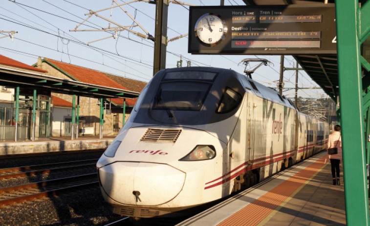 Un incendio al lado de la vía del tren interrumpe la circulación en Arcade