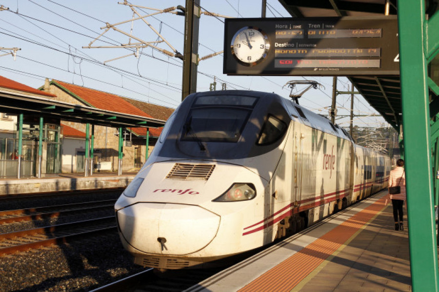 Un incendio al lado de la vía del tren interrumpe la circulación en Arcade