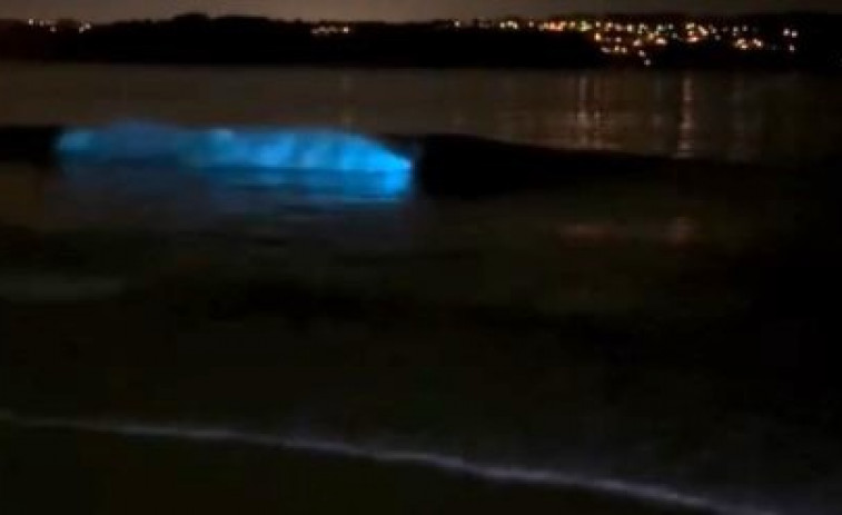 El mar 'arde' en la ría de Betanzos