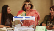 La 'drag queen' Pitita preside una mesa electoral ya preparada para una actuación por la noche