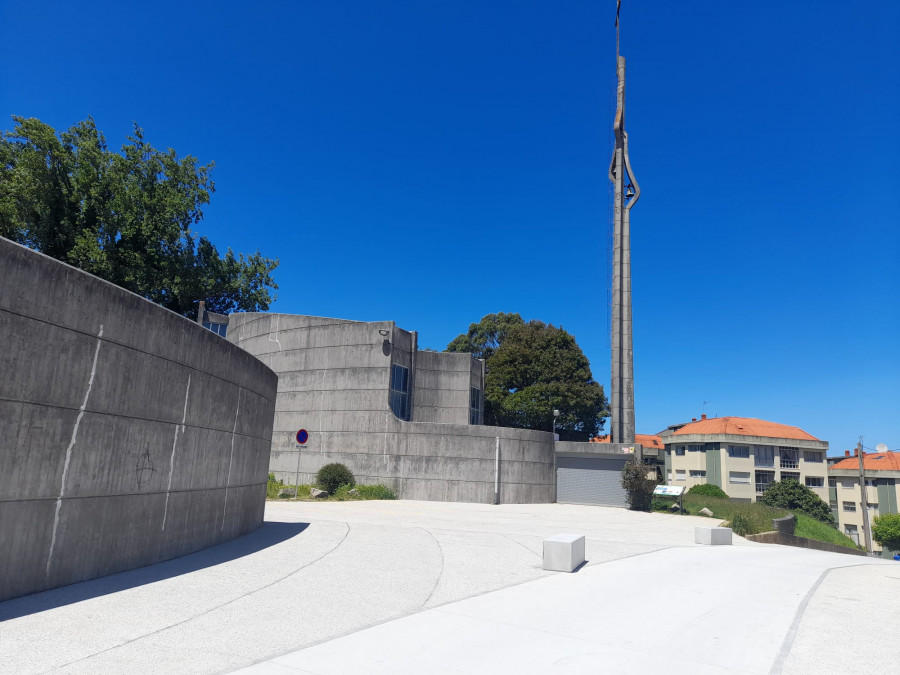 Oleiros finaliza la mejora del entorno de la iglesia nueva de Santa Cruz