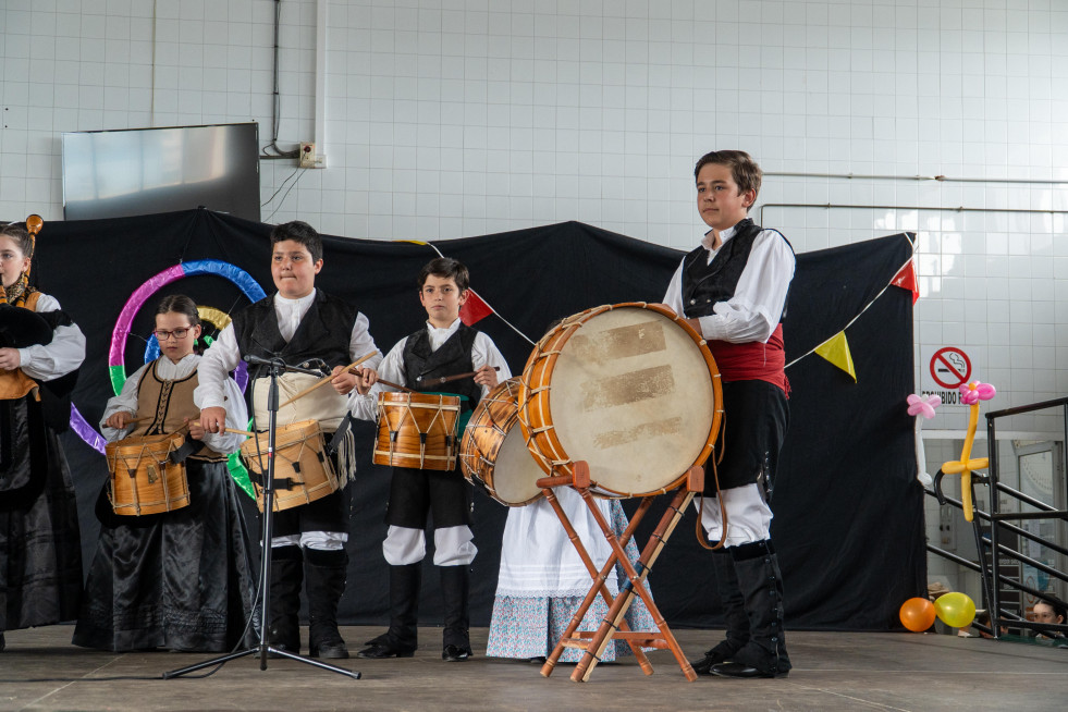 El Festival da Escoliña de Queiroa llenó de arte la Lonja de Sada (13)