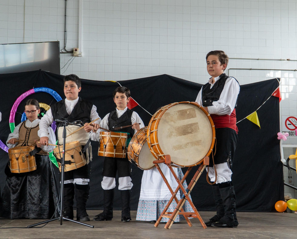 El Festival da Escoliña de Queiroa llenó de arte la Lonja de Sada (13)