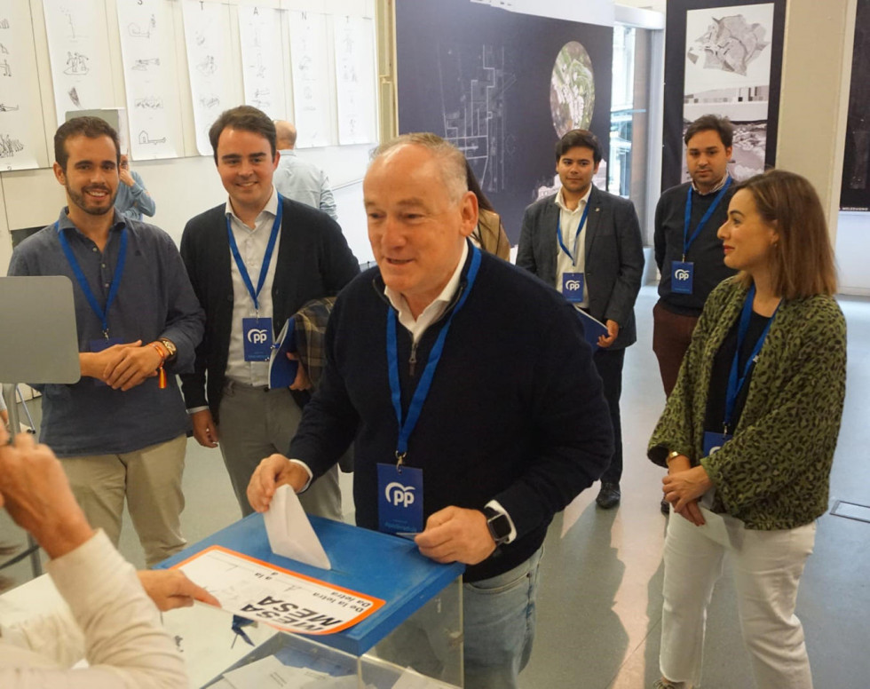 Miguel Lorenzo acudió ayer a votar a un colegio electoral de la ciudad