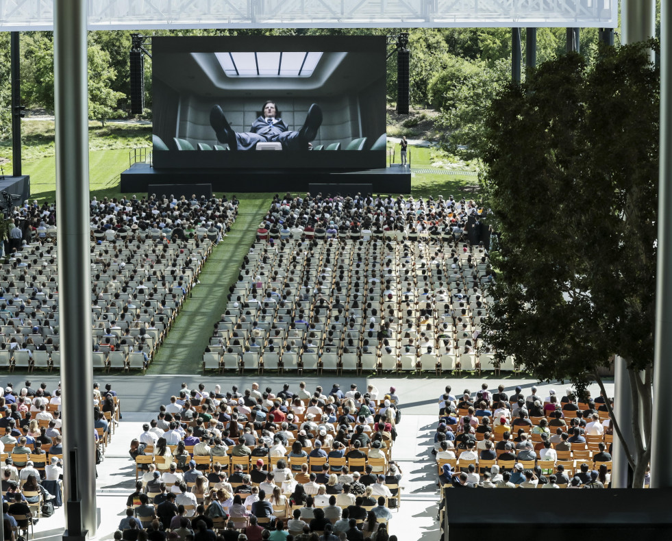 Personas reunidas para la Conferencia Mundial de Desarrolladores de Apple (WWDC) de 2024 en el campus de Apple Park en Cupertino