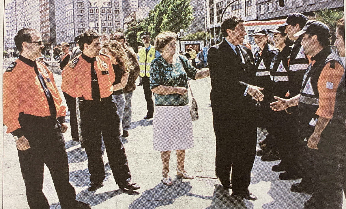 Carlos Garcia Touriu00f1an, Pilar Garcia Valiu00f1o y Francisco Vazquez, con los socorristas 1999