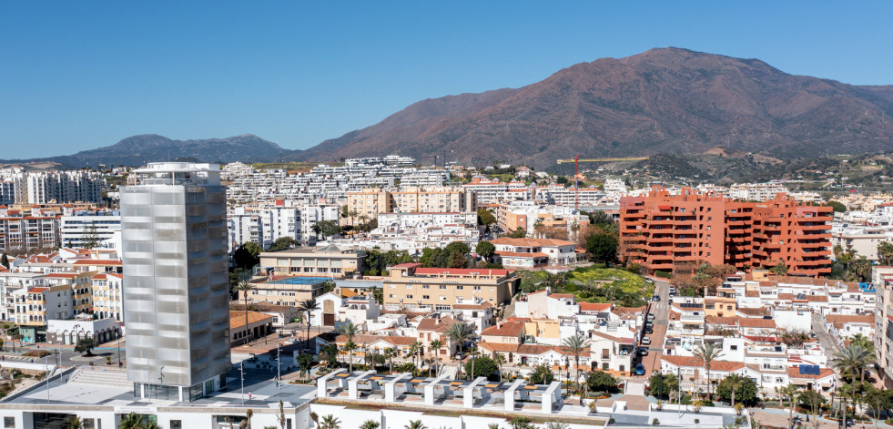 El presidente de una comunidad de vecinos de Estepona se sube el sueldo y supera a Pedro Sánchez