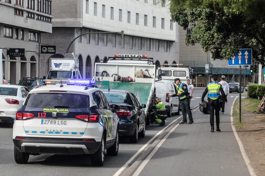 Un accidente entre dos autobuses urbanos y una furgoneta desata el caos circulatorio en el Paseo Marítimo