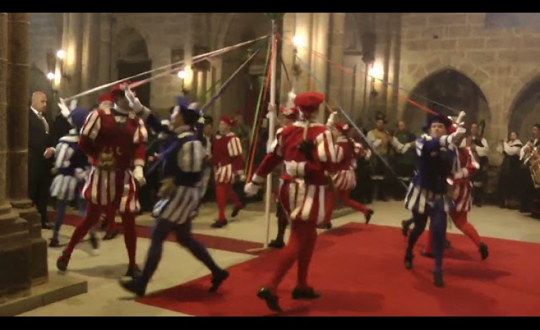 Reportaje | En Corpus Christi  y ante el ‘castillo’: la exclusiva de la Danza dos Xastres de Betanzos