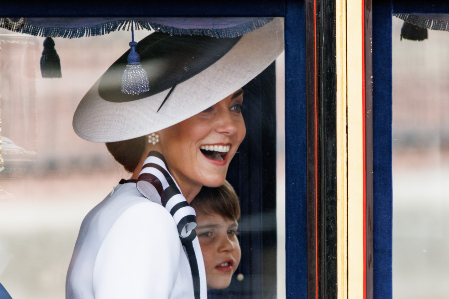 La princesa Catalina reaparece en público a bordo de una carroza con sus hijos