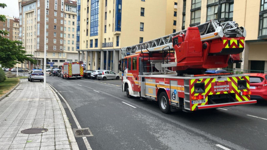 Hospitalizada en A Coruña una mujer tras un incendio junto a su piso