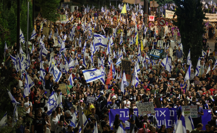 Miles de israelíes protestan para pedir elecciones y un alto el fuego