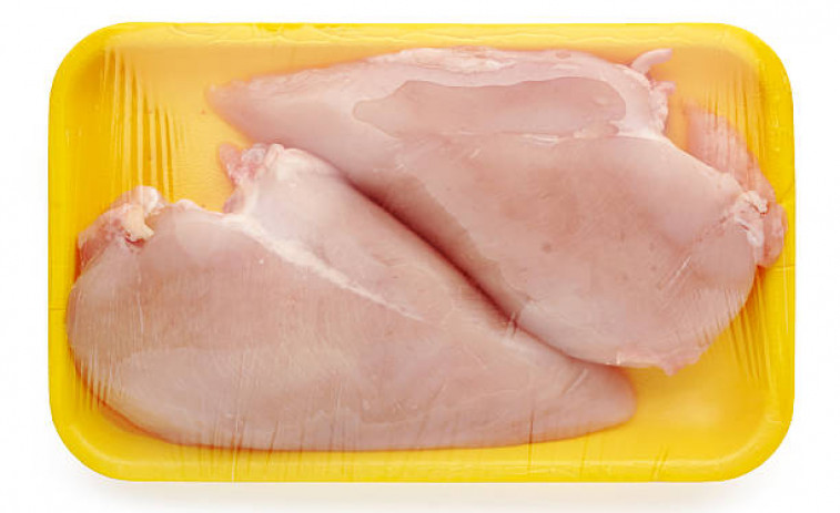 Un estudio alerta de la presencia de bacterias en el pollo de Lidl que la compañía niega