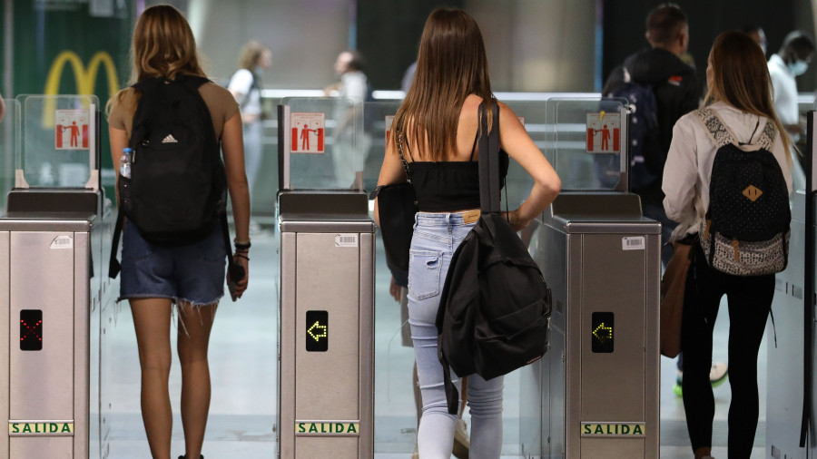 Renfe pone mañana a la venta los billetes con descuentos para jóvenes para este verano