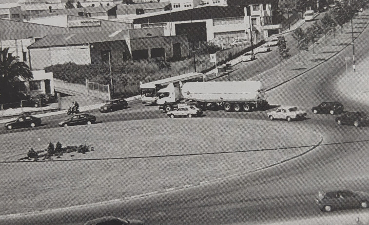 Hace 25 años | El nuevo paso elevado de A Grela y la Policía de A Coruña protege a los mayores